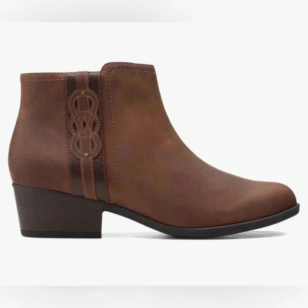 Women’s Clarks Adreena Lilac‎ Ankle Booties Size 8 Brown Leather EUC